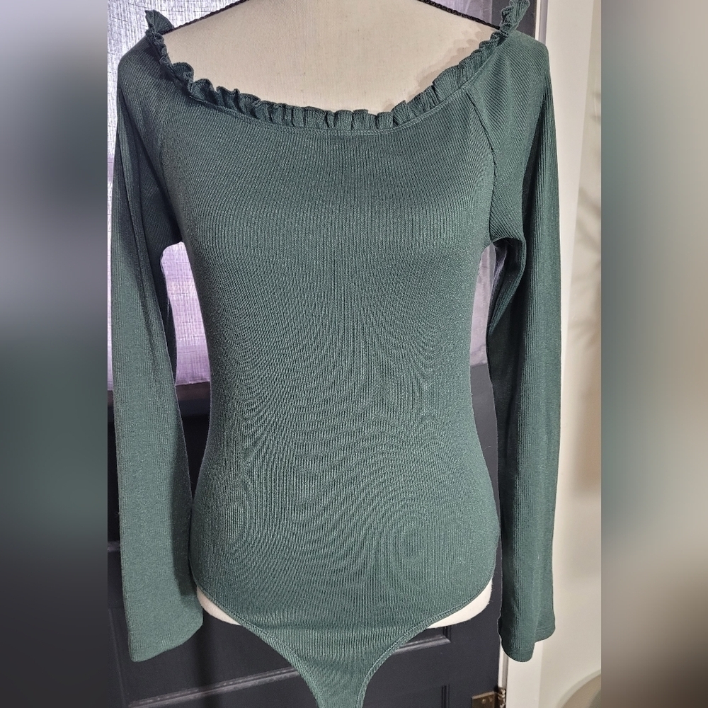 Mod On Trend Off the Shoulder Ruffled Ribbed Bodysuit Medium - Picture 2 of 7
